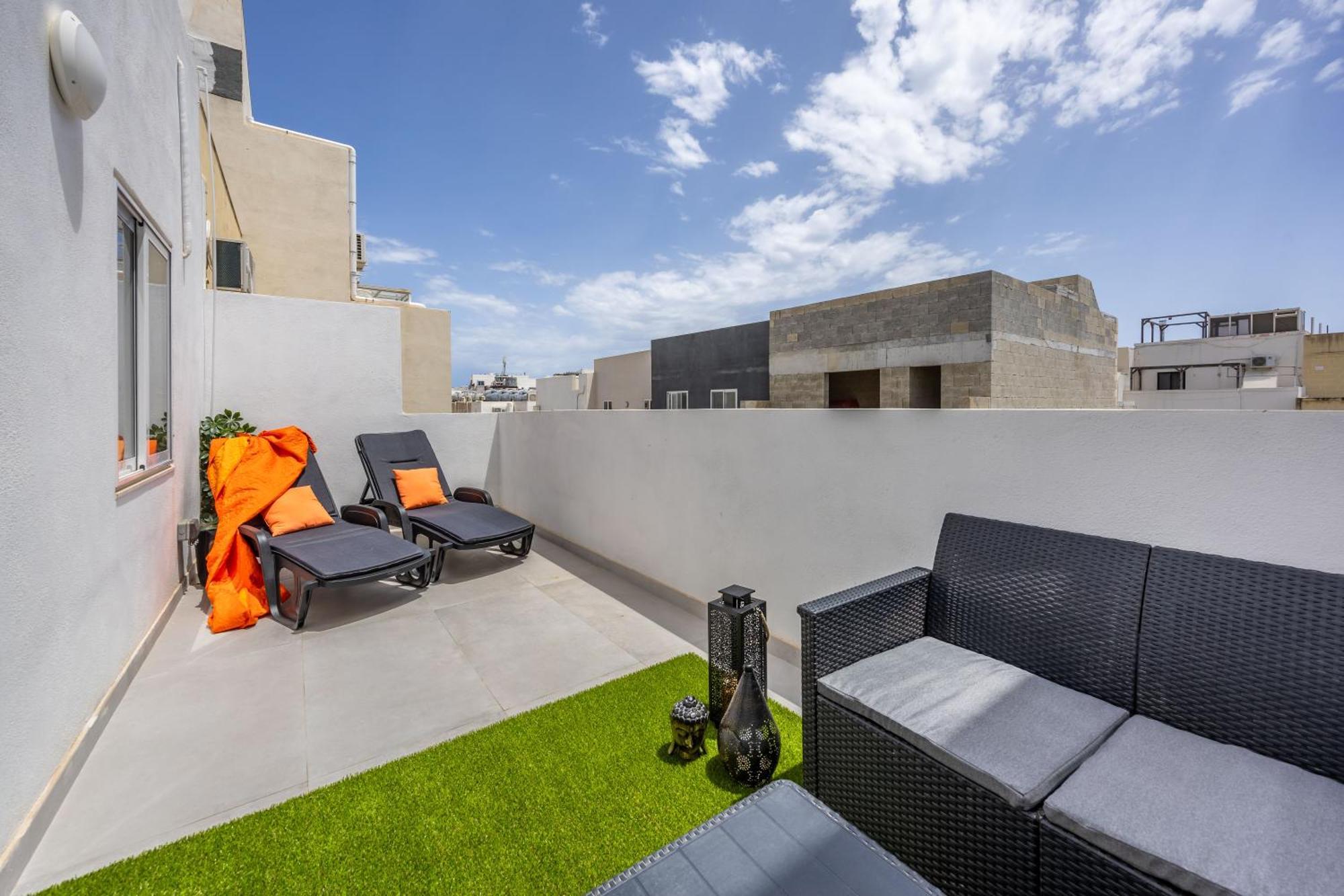 Sleek & Stylish 2Br Accommodation With Large Private Terrace - Close To Saint Julian'S & Tigne Shopping Mall Sliema Buitenkant foto